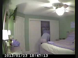 I fshehur kamera në krevat dhomë i tim mama i kapuri i shkëlqyer masturbim