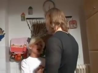 Groovy blondynka niemieckie babcia uderzyłem w kuchnia