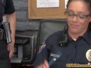 Жіноче домінування поліція матусі в уніформа