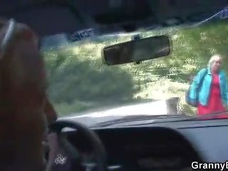 Vecchio slattern prende inchiodato in il auto da un sconosciuto