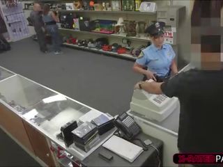 Привабливий поліція офіцер хоче для pawn її матеріал ends вгору в в офіс