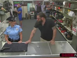 Привлекателен полиция жена иска към pawn тя weapon и краища нагоре прецака от shawn